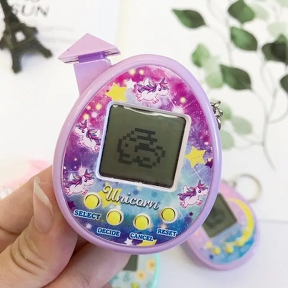 Hra Tamagotchi ve tvaru vajíčka s různými motivy