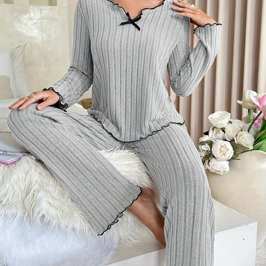 Dámský loungewear set - jednobarevný žebrovaný úplet, vrchní díl s dlouhým rukávem a lemovacími volánky, kalhoty s elastickým pasem