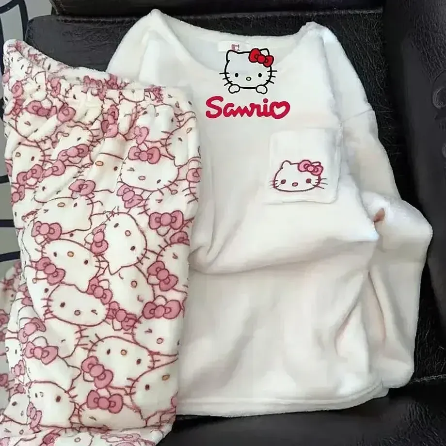 Dámské plyšově hebké pyžamo - set tričko a tepláky s motivy oblíbené Hello Kitty