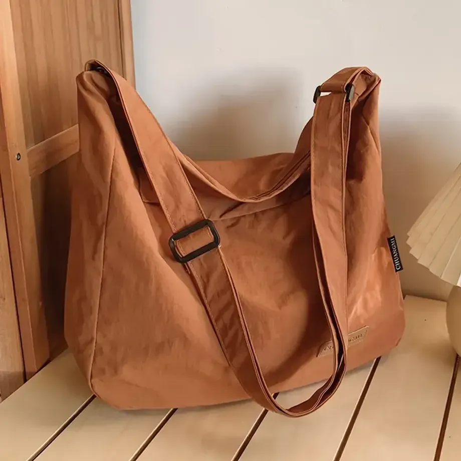 Lehká a praktická crossbody taška pro školu, práci a cestování