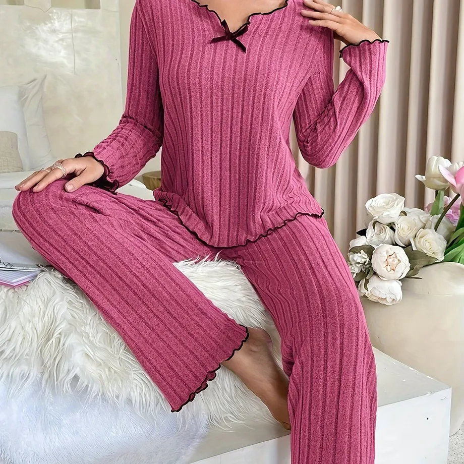 Dámský loungewear set - jednobarevný žebrovaný úplet, vrchní díl s dlouhým rukávem a lemovacími volánky, kalhoty s elastickým pasem