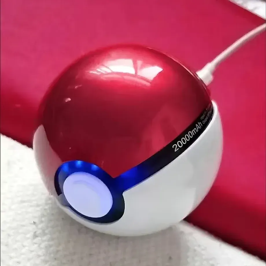 Stylová powerbanka v provedení kulatého Pokéball z pohádek Pokémon