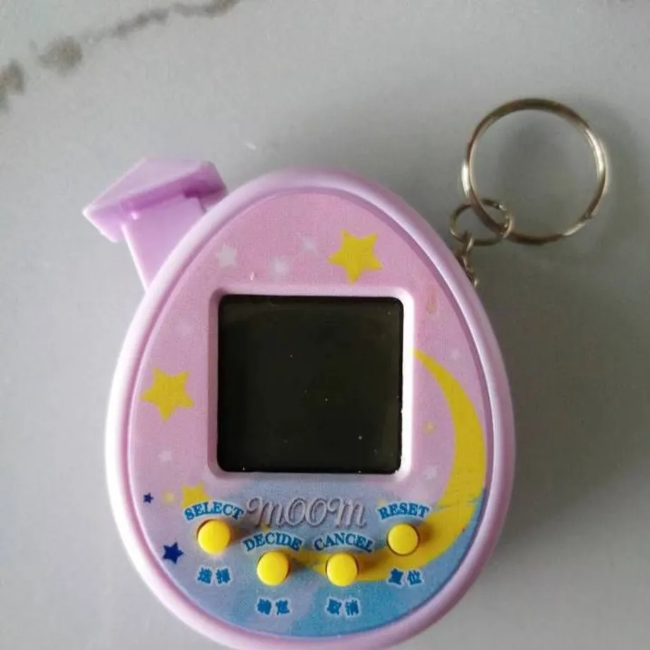 Hra Tamagotchi ve tvaru vajíčka s různými motivy