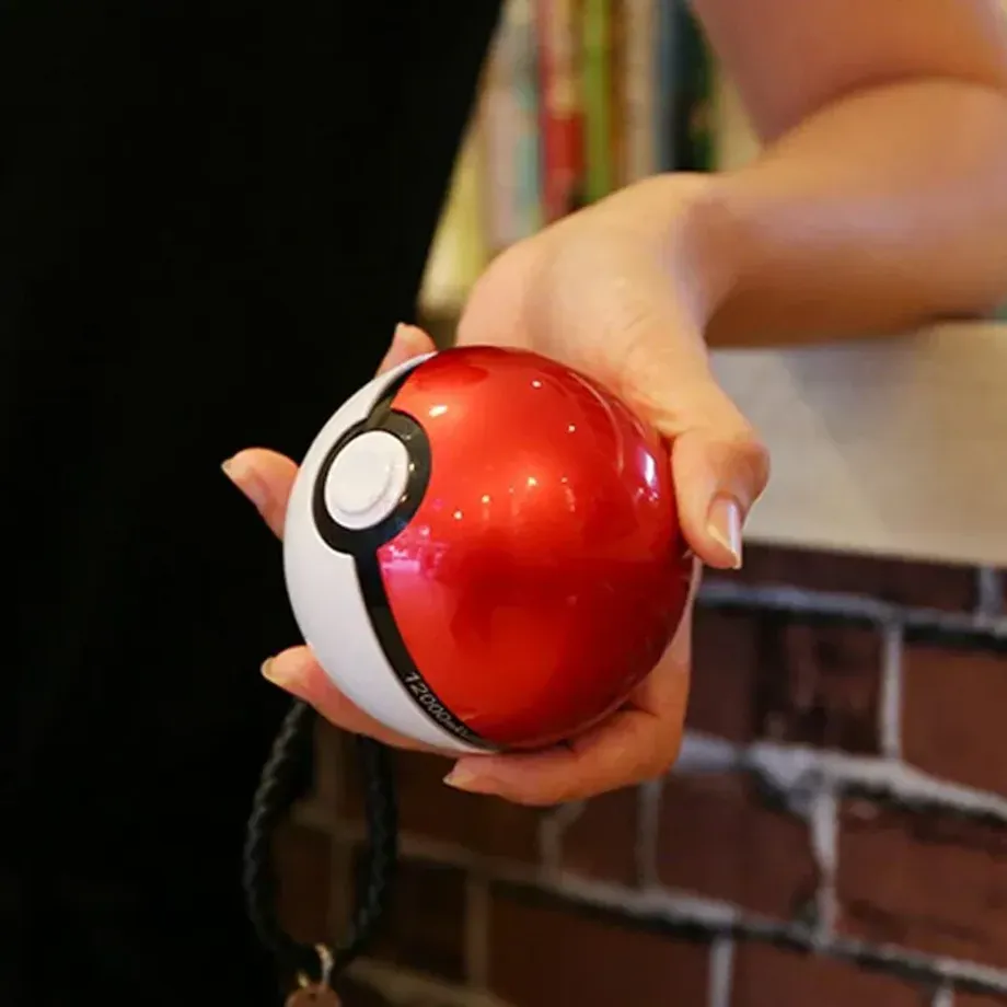 Stylová powerbanka v provedení kulatého Pokéball z pohádek Pokémon