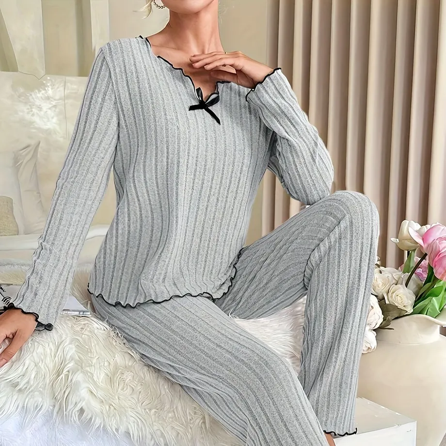 Dámský loungewear set - jednobarevný žebrovaný úplet, vrchní díl s dlouhým rukávem a lemovacími volánky, kalhoty s elastickým pasem