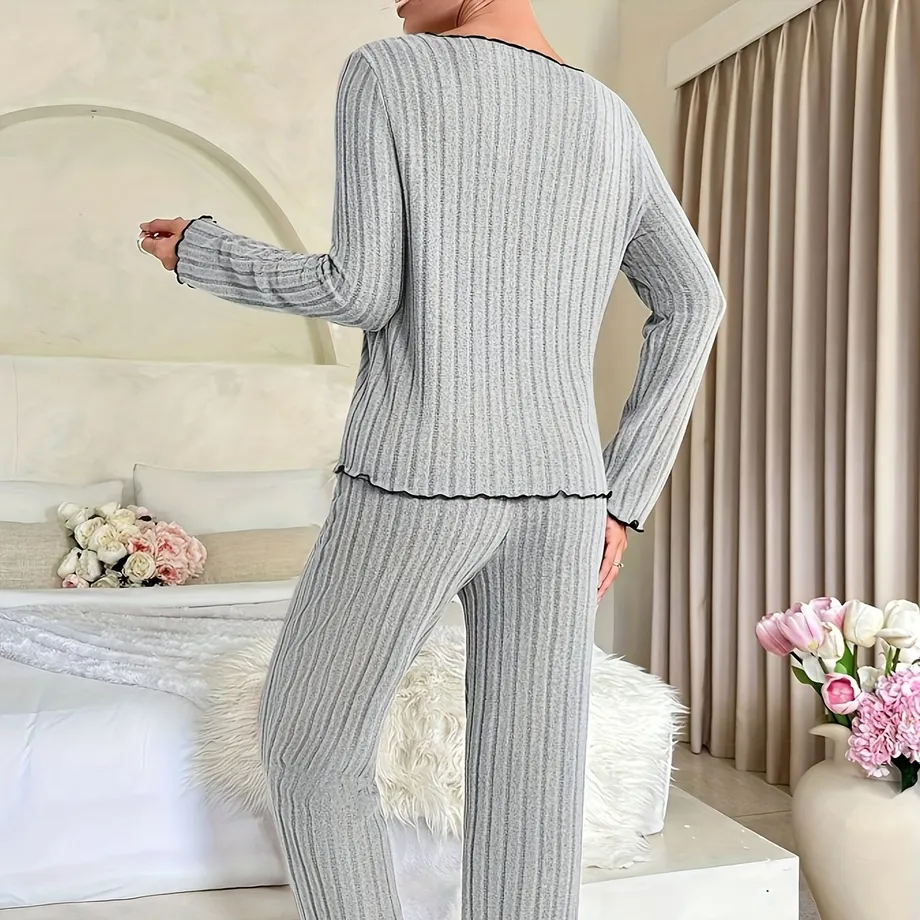 Dámský loungewear set - jednobarevný žebrovaný úplet, vrchní díl s dlouhým rukávem a lemovacími volánky, kalhoty s elastickým pasem