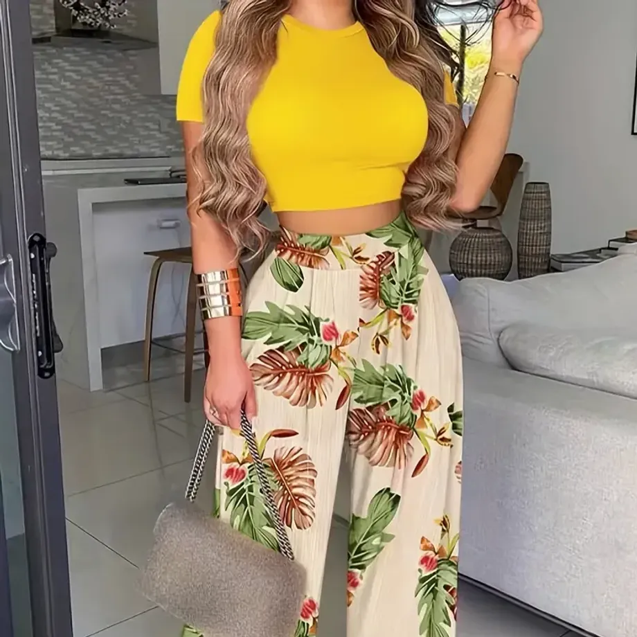 Boho letní dvojset - krátký jednobarevný crop top s krátkým rukávem & vysoké palazzo kalhoty s květinovým vzorem - dámský outfit