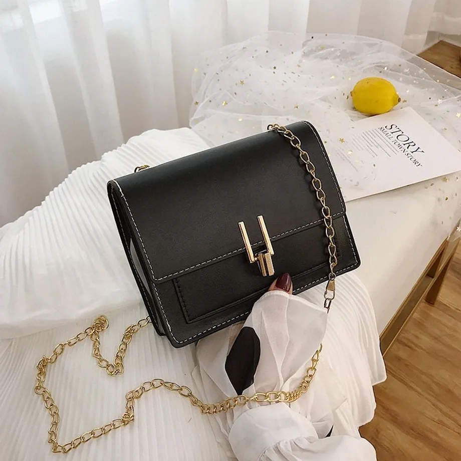 Malá kožená crossbody kabelka se zlatým řetízkem