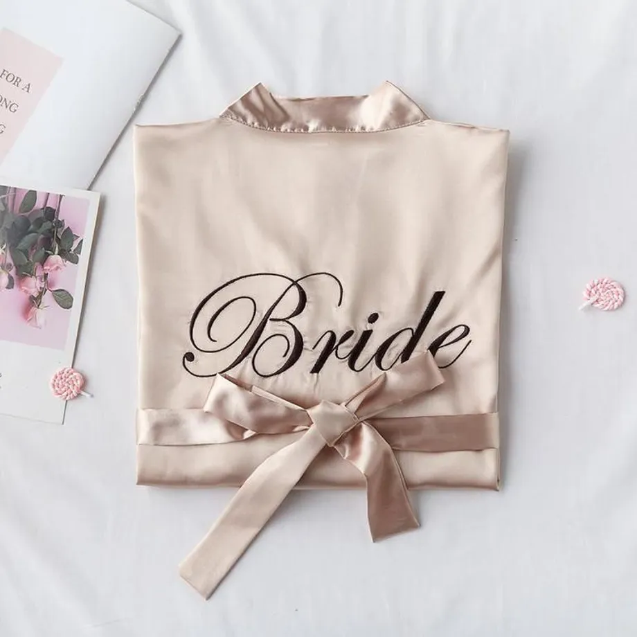 Jednoduchý saténový župan s nápisy Bride a Bridesmaid