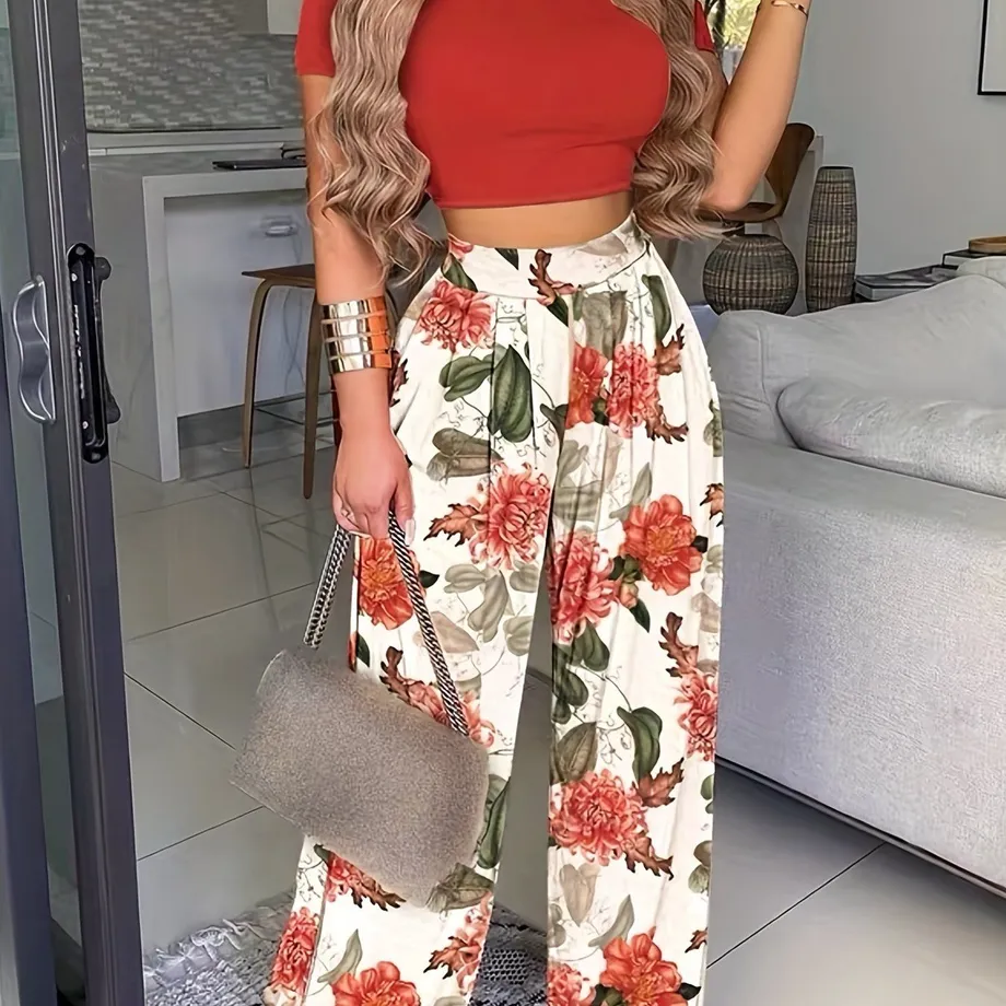 Boho letní dvojset - krátký jednobarevný crop top s krátkým rukávem & vysoké palazzo kalhoty s květinovým vzorem - dámský outfit