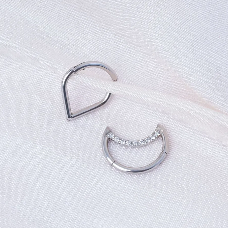 Trendy septum piercing do nosu ve tvaru slzy nebo půlměsíce