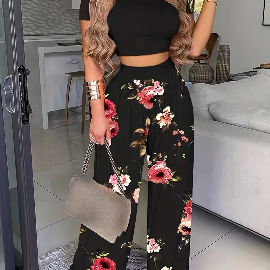 Boho letní dvojset - krátký jednobarevný crop top s krátkým rukávem & vysoké palazzo kalhoty s květinovým vzorem - dámský outfit