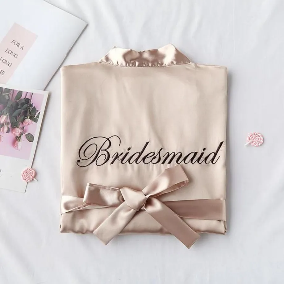 Jednoduchý saténový župan s nápisy Bride a Bridesmaid