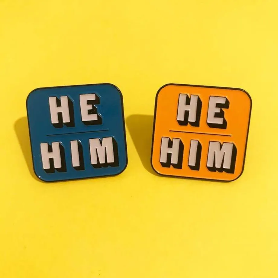 On/Him Pronouns Enamel Pin Odznak špendlíků do klopy - modrá / oranžová