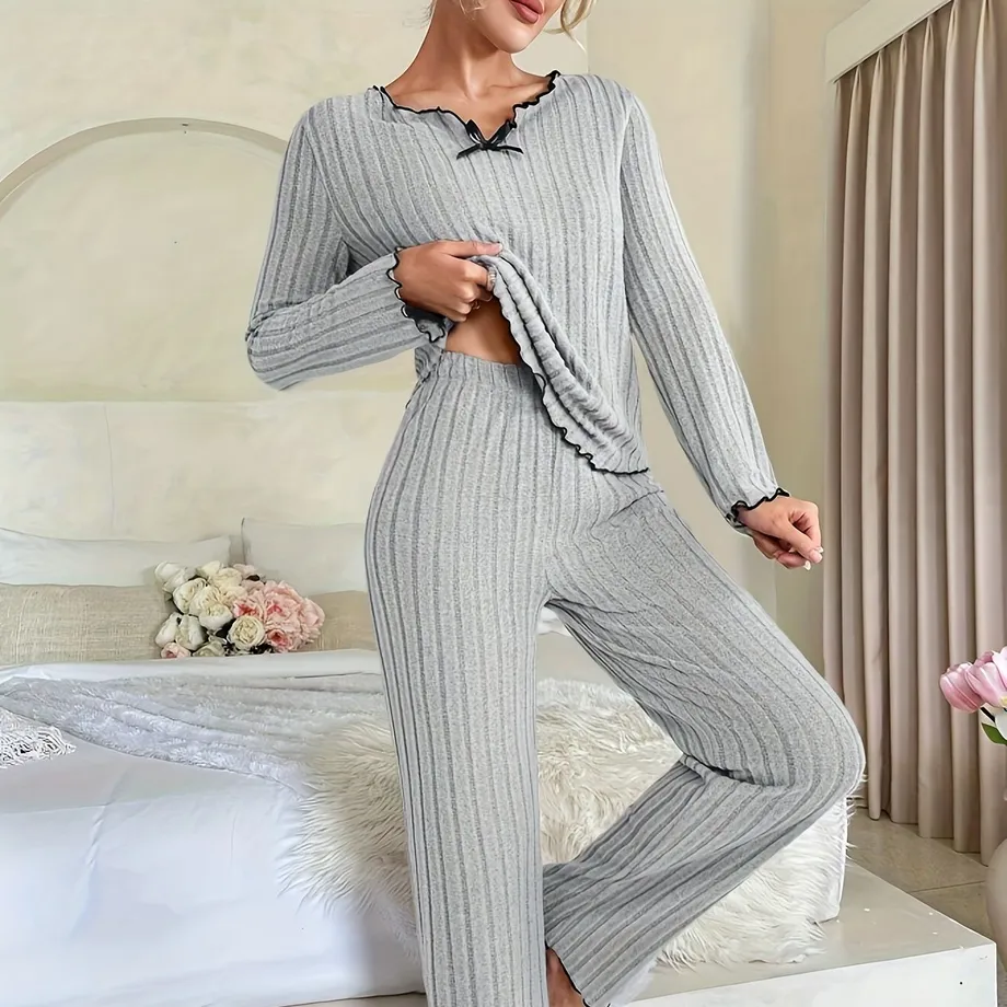 Dámský loungewear set - jednobarevný žebrovaný úplet, vrchní díl s dlouhým rukávem a lemovacími volánky, kalhoty s elastickým pasem