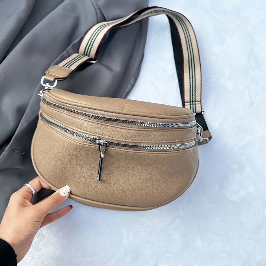 Módní ledvinka s širokým ramenním popruhem, sportovní crossbody s více kapsami na zip, vhodná pro každodenní nošení