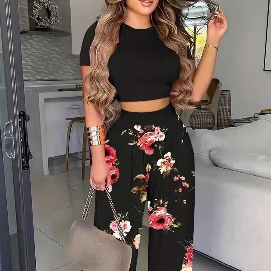 Boho letní dvojset - krátký jednobarevný crop top s krátkým rukávem & vysoké palazzo kalhoty s květinovým vzorem - dámský outfit