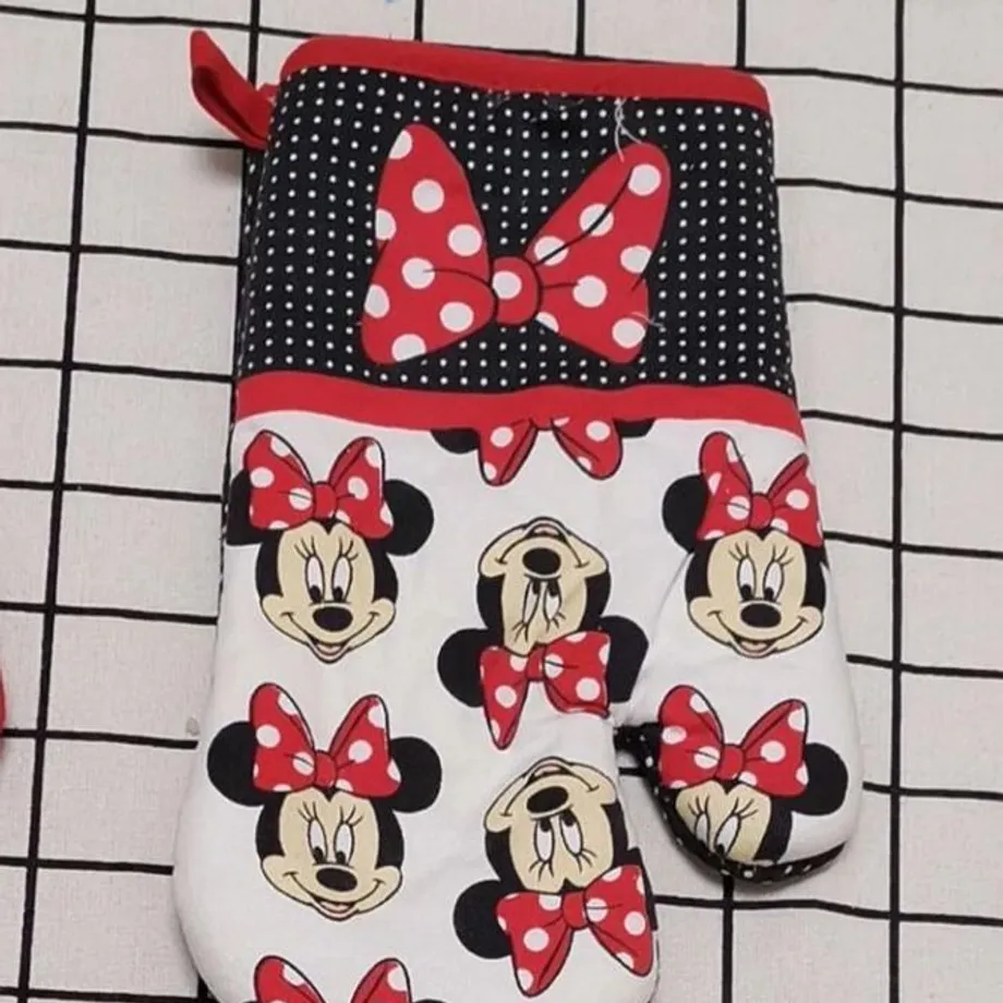 Kuchyňská chňapka s roztomilými motivy Mickey a Minnie Mouse