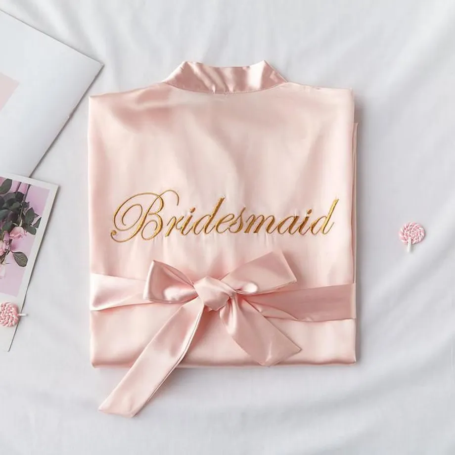 Jednoduchý saténový župan s nápisy Bride a Bridesmaid