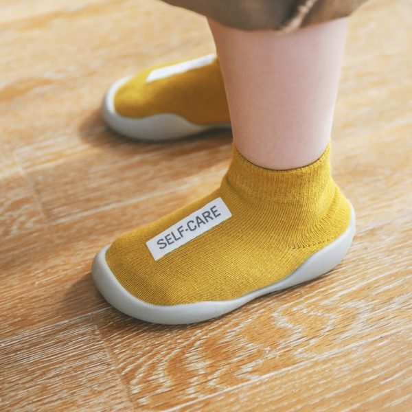 Kojenecké ponožky s gumovou podrážkou