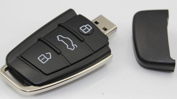 USB flash disk ve tvaru klíčů od auta