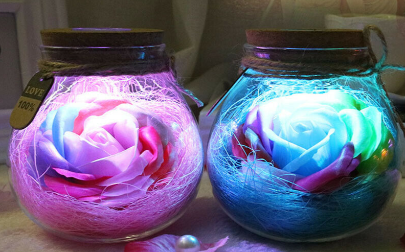 Romantická valentýnská LED dekorace - svítící růže v dóze