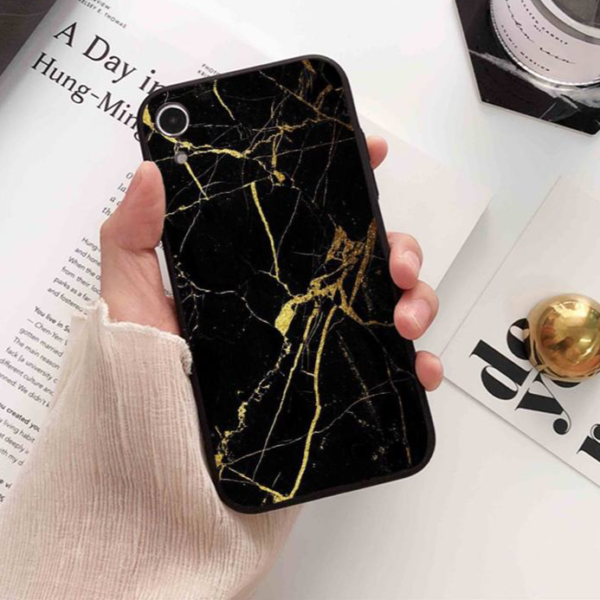 Luxusní kryty na iPhone z tmavého mramoru