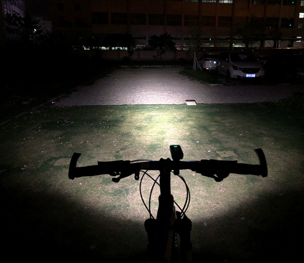 Dobíjecí vodotěsná cyklistická LED svítilna