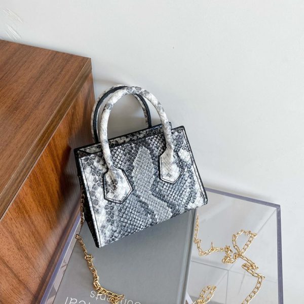Malá dámská kabelka v moderním designu hadí kůže