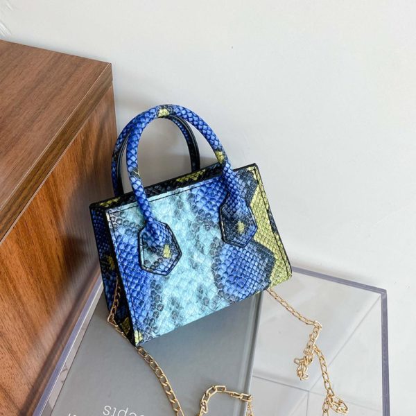 Malá dámská kabelka v moderním designu hadí kůže