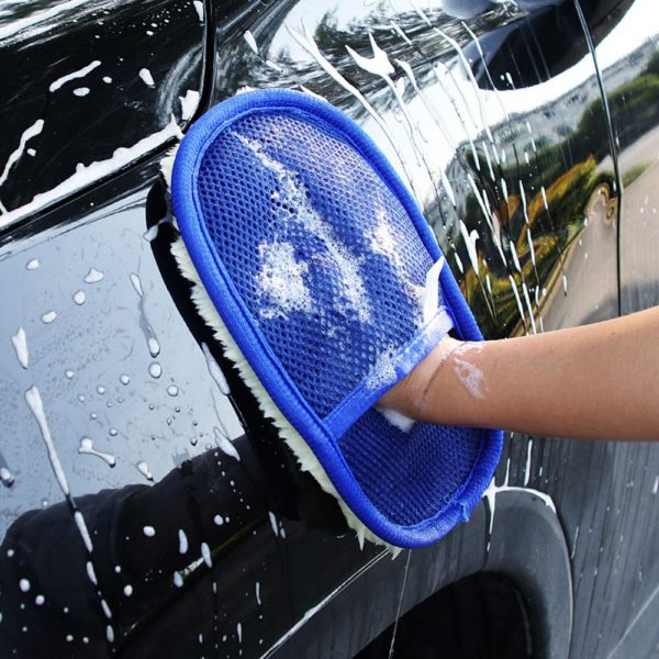 Praktická rukavice na umývání auta